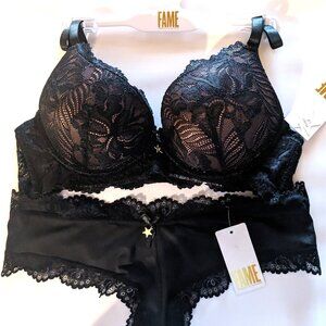 FREDERICK'S OF HOLLYWOOD PUSH UP BRA/ TWO PACK G-STRING SET